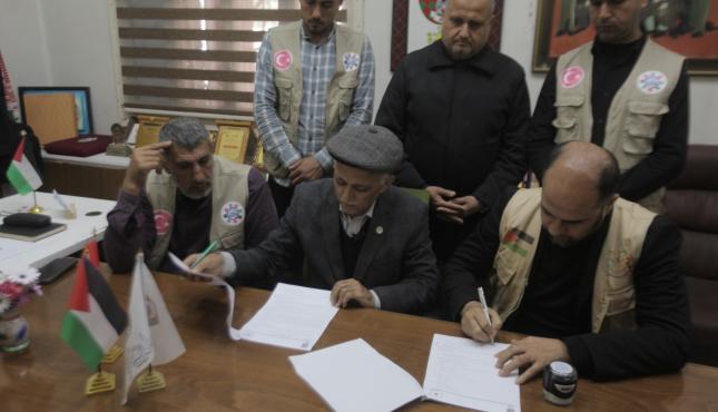 بالصور توقيع اتفاقية لإنشاء مخيم إيواء موظفي بلدية غزة