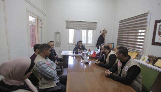 بالصور توقيع اتفاقية لإنشاء مخيم إيواء موظفي بلدية غزة