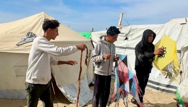 أطفال يصنعون طائرات ورقية في غزة (2).jpeg