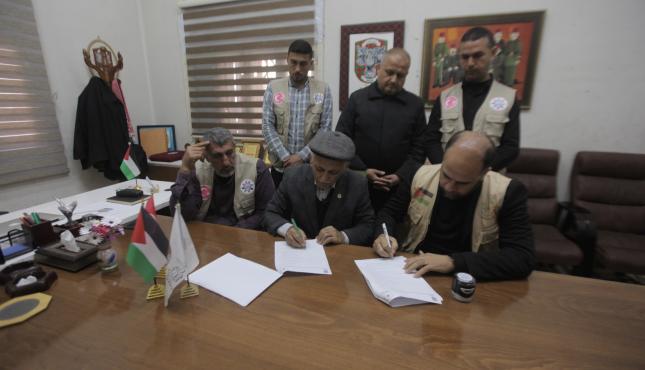 بالصور توقيع اتفاقية لإنشاء مخيم إيواء موظفي بلدية غزة