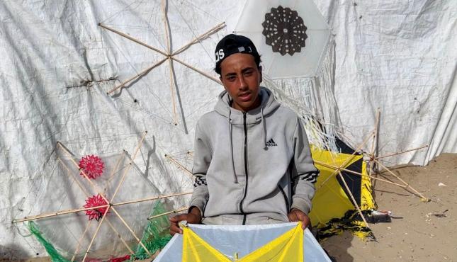 أطفال يصنعون طائرات ورقية في غزة (5).jpeg