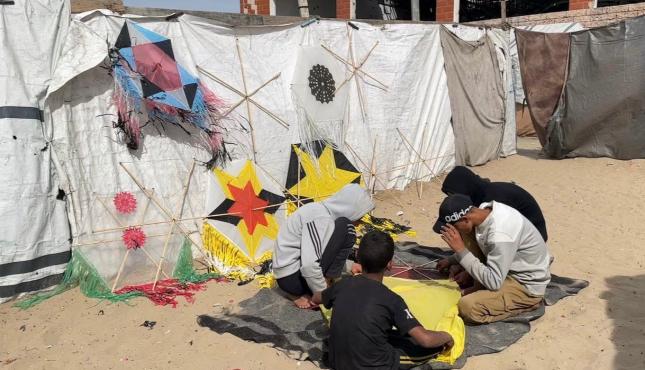 أطفال يصنعون طائرات ورقية في غزة (1).jpeg