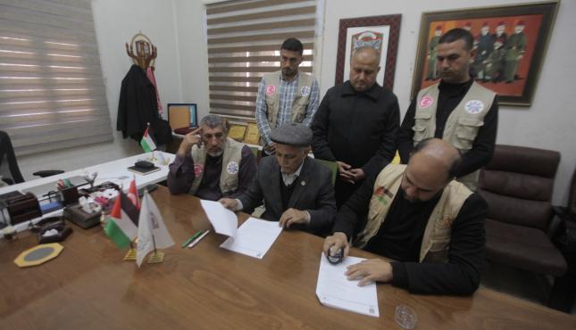 بالصور توقيع اتفاقية لإنشاء مخيم إيواء موظفي بلدية غزة