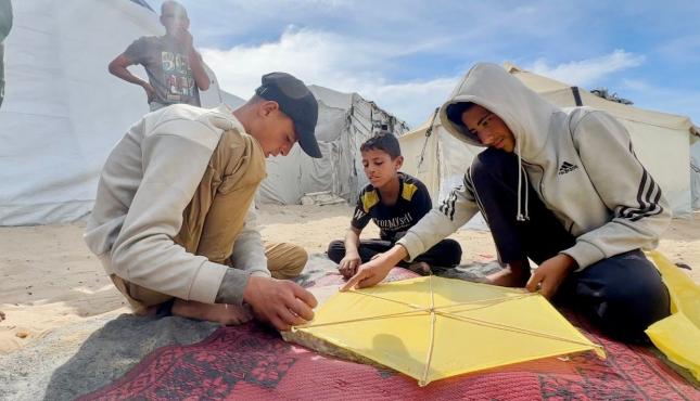 أطفال يصنعون طائرات ورقية في غزة (6).jpeg