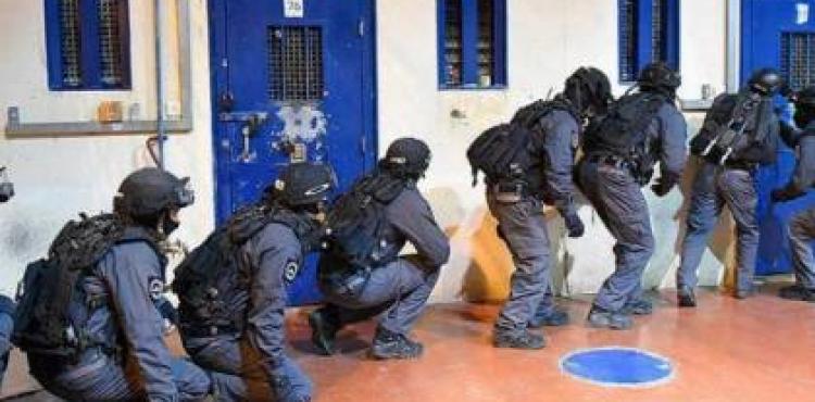 جنود الاحتلال يقتحمون سجن نفحة