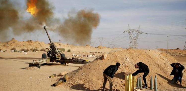 مسلحون من قوات فجر ليبيا يقصفون مواقع لتنظيم الدولة