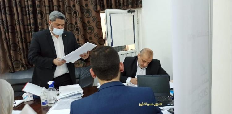 ممثل حركة حماس يسجل قائمتها في انتخابات التشريعي
