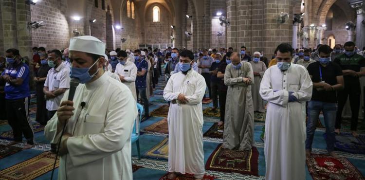 الصلاة في المسجد العمري بغزة.jpg