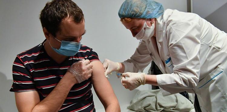 شخص يتلقى لقاح كورونا.jpg