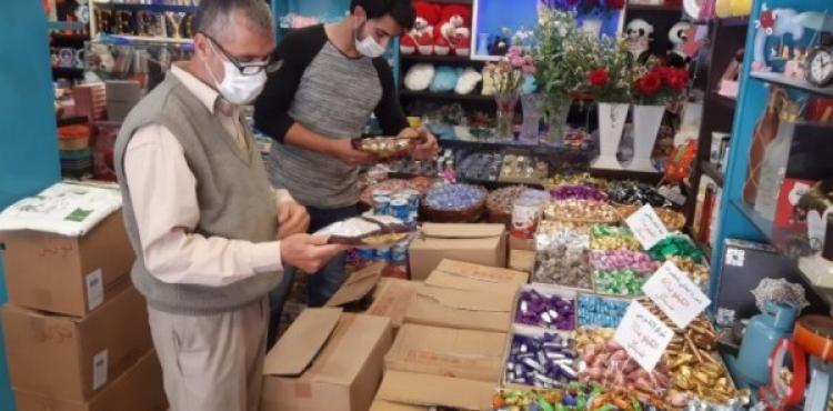 طواقم وزارة الاقتصاد في أحد المحال التجارية بغزة.jpg