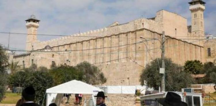 مستوطنون أمام الحرم الابراهيمي في الخليل.jpg