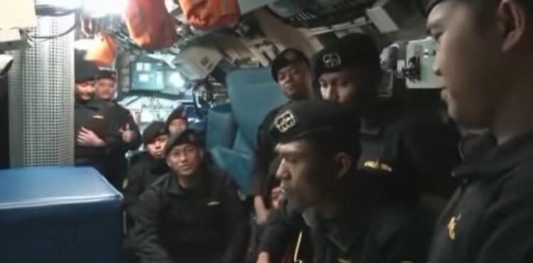 طاقم غواصة إندونيسي.jpg