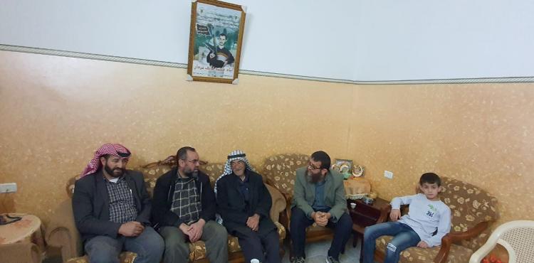 الجهاد يزور أهالي شهداء واسرى جنين ‫(30322569)‬ ‫‬.jpeg