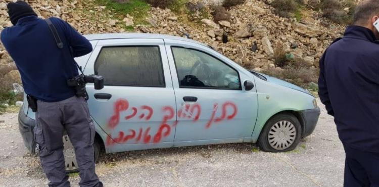 مستوطنون يعطبون السيارات ويخطون عبارات عنصرية.jpg