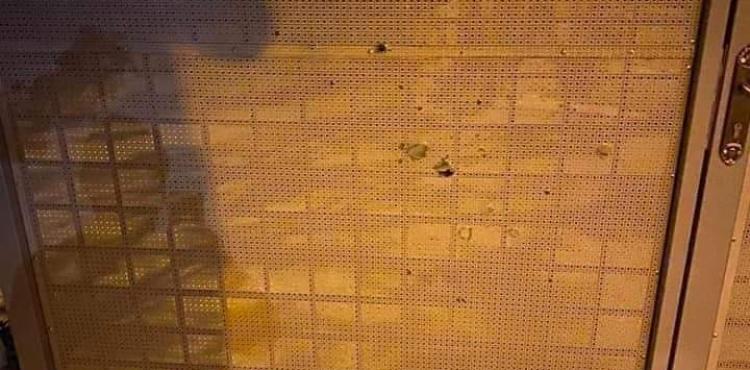 صورة من حادثة إطلاق النار تجاه منزل المحامي حاتم شاهين.jpg