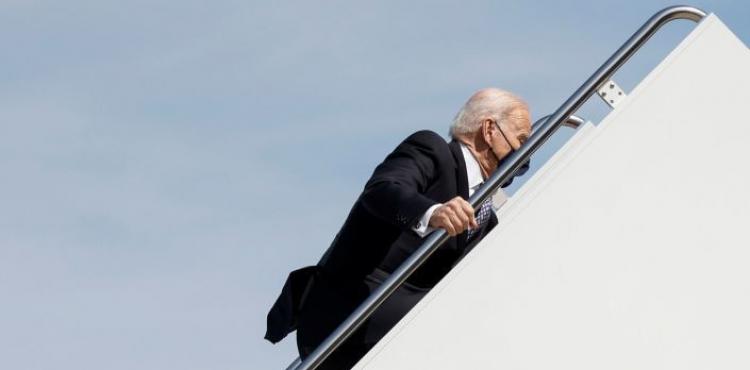 بايدن يصعد للطائرة