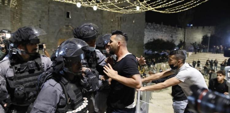 قوات الاحتلال  تهاجم المواطنين في منطقة باب العامود.jpg