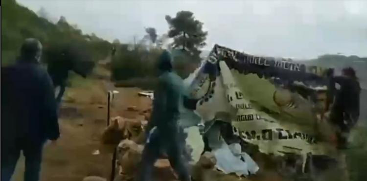 يزيلون بقايا بؤرة استيطانية.jfif