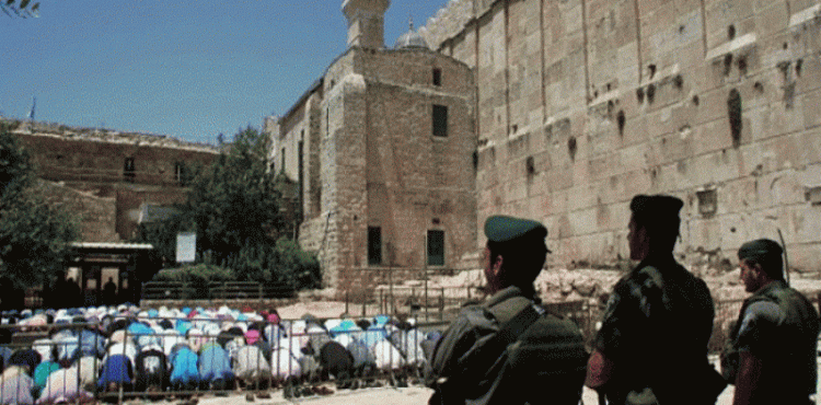 الصلاة في الحرم الابراهيمي.gif