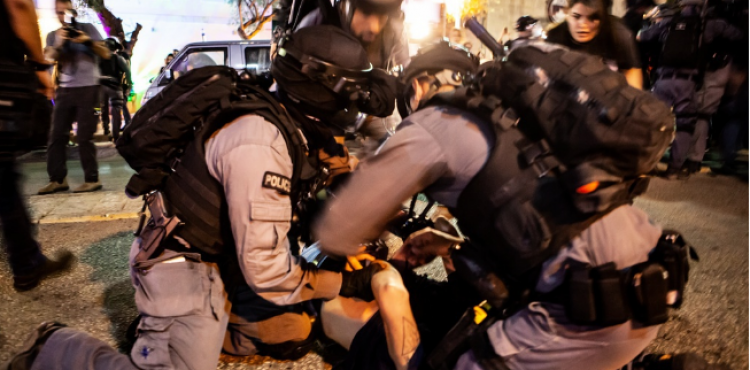 جنود الاحتلال يعتدون على مواطن بالقدس.PNG