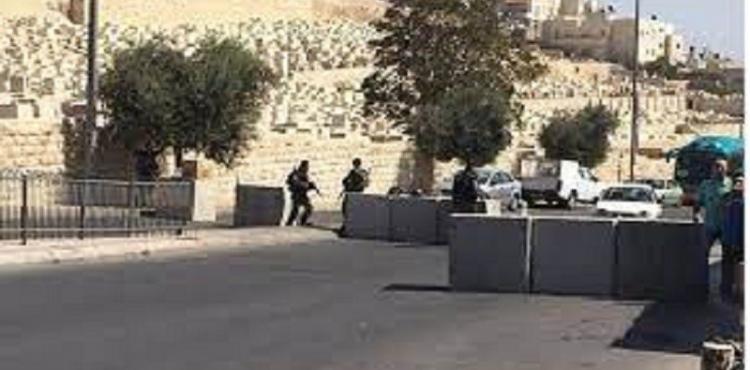 إغلاق حي الشيخ جراح بالمكعبات الاسمنتية.jpg