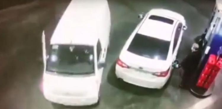 مجموعة لصوص يحاولون سرقة رجل عجوز.jpg