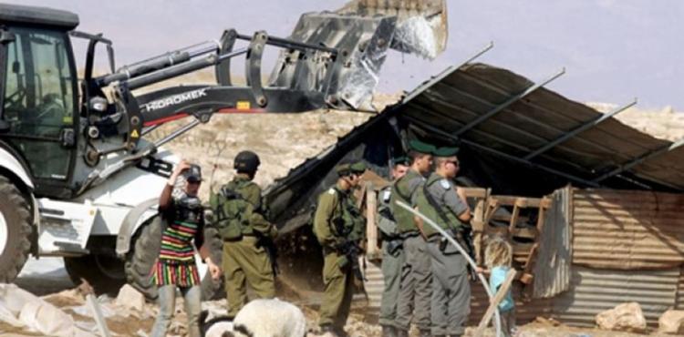 قوات الاحتلال تهدم بركس.jpg