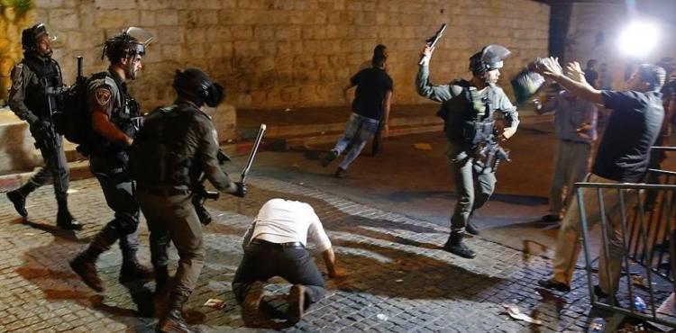 الاحتلال يعتدي على المصلين في باب الاسباط.jfif