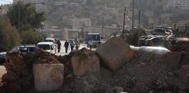 اغلاق مدخل بلدة سنجل.jpg