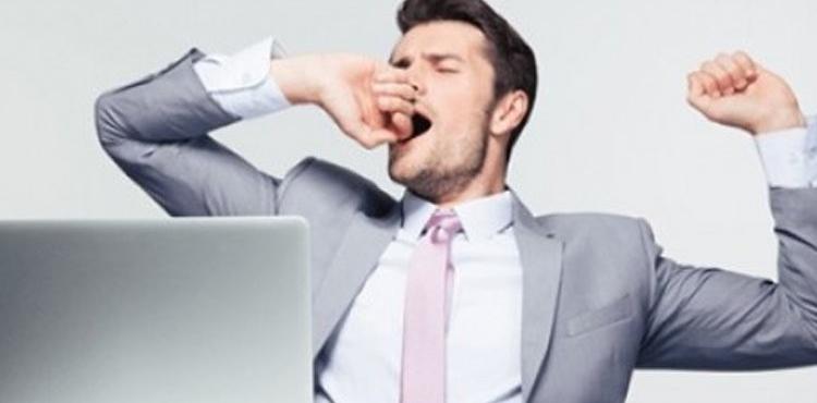 موظف يشعر بالنعاس.jpg