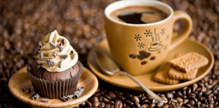 كوب قهوة وحلوى.jpg