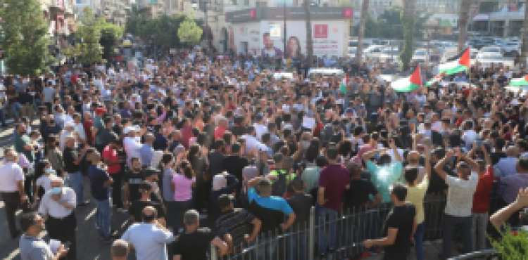 مظاهرات حاشدة في رام الله تطالب بمحاسبة قاتلي الناشط السياسي بنات