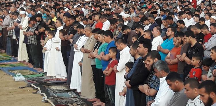 صلاة العيد في العراء.jpg