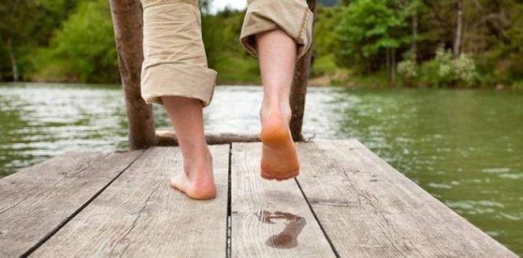 المشي حافي القدمين.jpeg