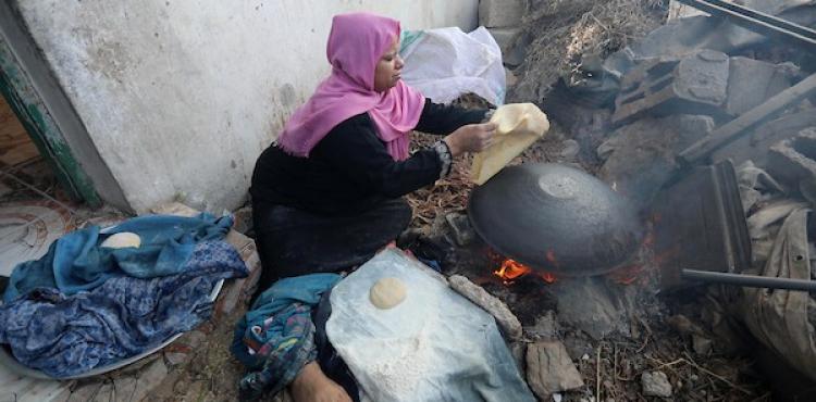 سيدة تصنع خبز الصاج على أنقاض منزلها (6).jpg