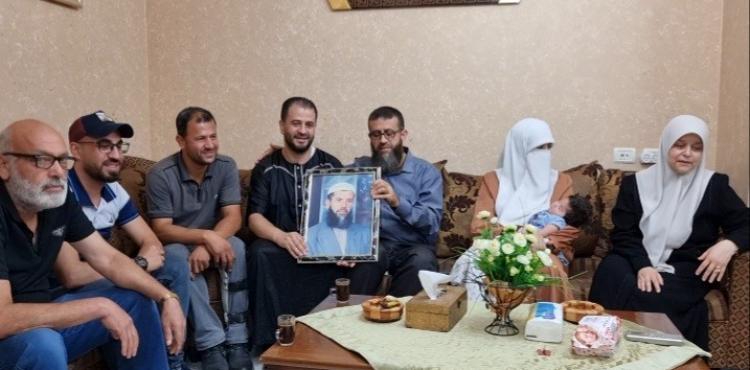 وفد من الجهاد يزور عددا من عوائل الشهداء والأسرى بطولكرم (5).jpg