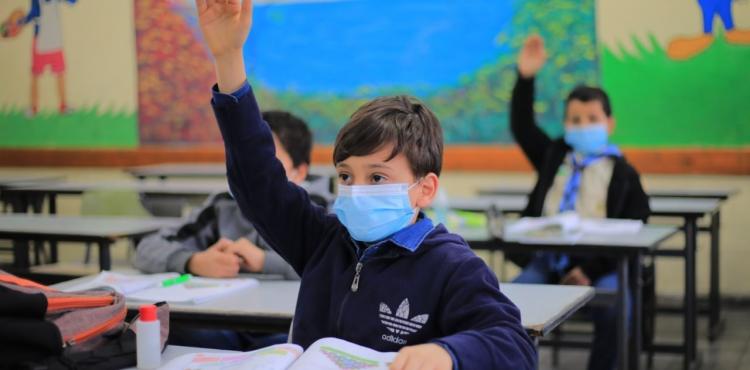 تعليم طلاب  مدرسة.jpg