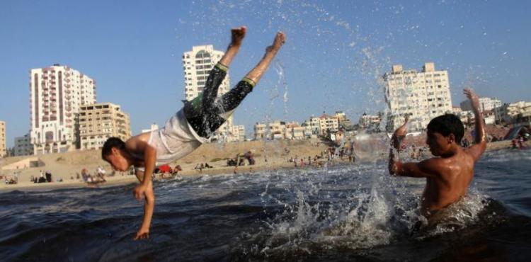 سباحة في بحر غزة.jpg
