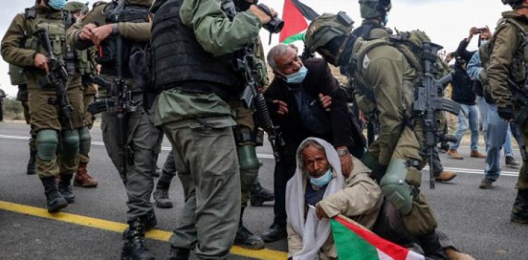 الاعتداء على مسن من قبل الاحتلال.jpg