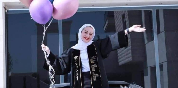 رجل أعمال يهدي ابنته سيارة.jpeg