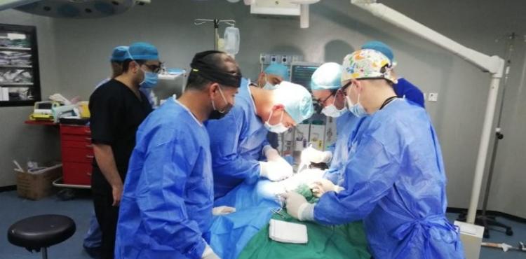 أطباء يجرون عملية جراحية.jpg