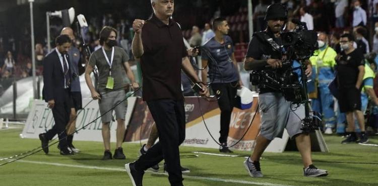 فرحة جنونية لمورينيو.jpg