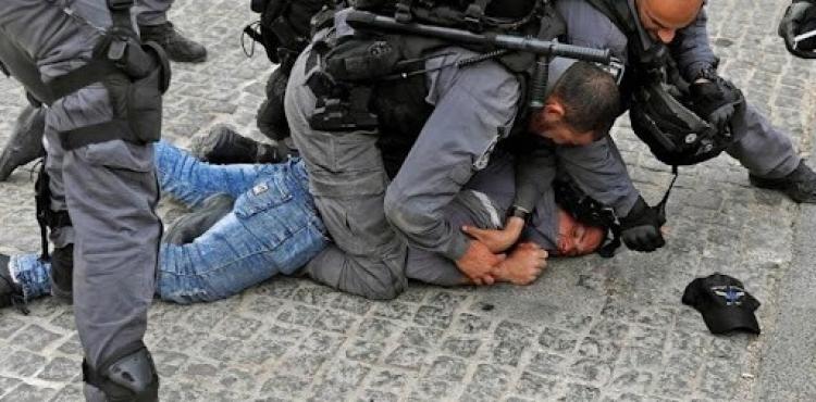 الاحتلال يعتدي على شابين قرب الأقصى.jpg