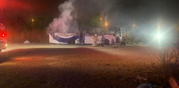 حريق حافلة بالرملة.jpeg
