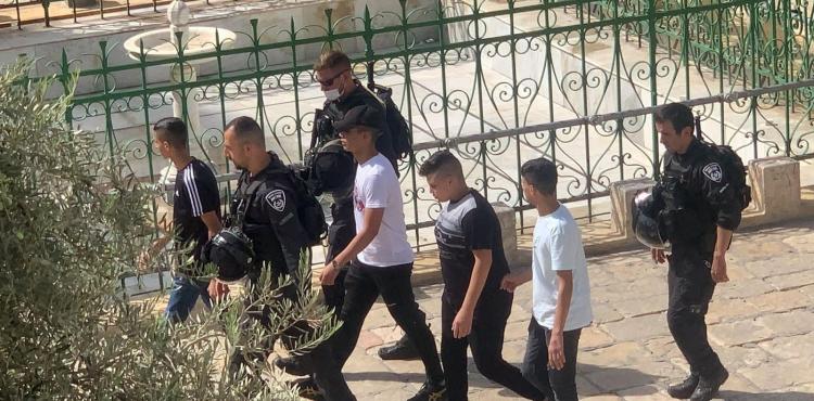 اعتقال فتية من الأقص.jpg