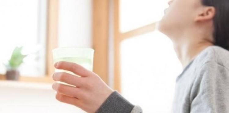 الغرغرة بالماء والملح.jpg