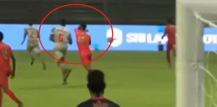 وزير الرياضة المالديفي يضرب لاعب.jpg