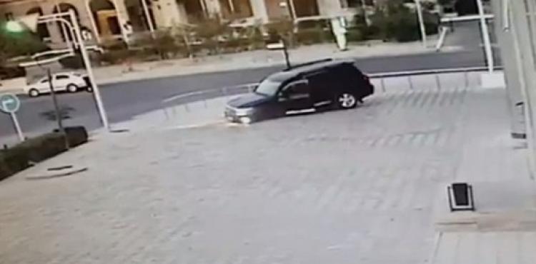 سيارة تسقط داخل الأرض.jpg