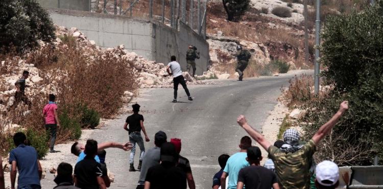 رشق الحجارة على جنود الاحتلال.jpg