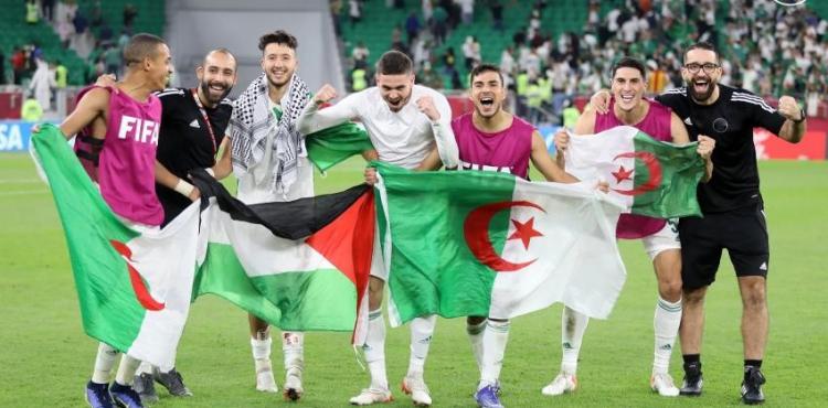 علم فلسطين مع منتخب الجزائر.jpeg